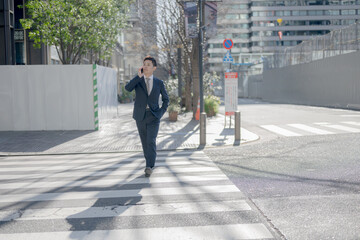 横断歩道を歩くビジネスマン