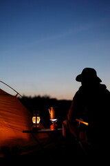 Obraz premium 夕暮れのキャンプを楽しむ男性
