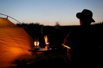 夕暮れのキャンプを楽しむ男性