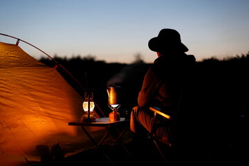 夕暮れのキャンプを楽しむ男性