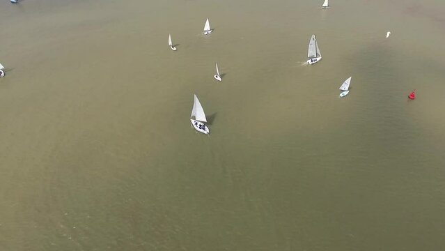 Tomada a&eacute;rea de veleiros em regata no rio Guam&aacute; em Bel&eacute;m, Par&aacute;, Brasil na orla do mercado Ver-o-peso e Esta&ccedil;&atilde;o das docas no ano de 2016.
