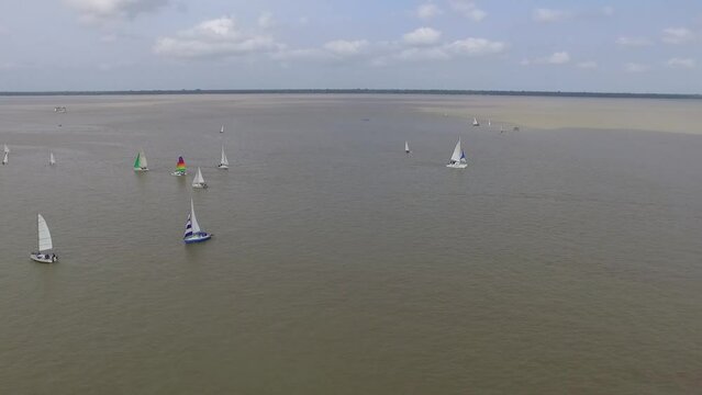 Tomada a&eacute;rea de veleiros em regata no rio Guam&aacute; em Bel&eacute;m, Par&aacute;, Brasil na orla do mercado Ver-o-peso e Esta&ccedil;&atilde;o das docas no ano de 2016.
