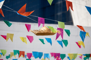 Naklejka premium Decoração de Festa Junina. Bandeirinhas e chapéu de palha