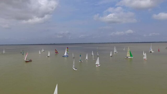 Tomada a&eacute;rea de veleiros em regata no rio Guam&aacute; em Bel&eacute;m, Par&aacute;, Brasil na orla do mercado Ver-o-peso e Esta&ccedil;&atilde;o das docas no ano de 2016.