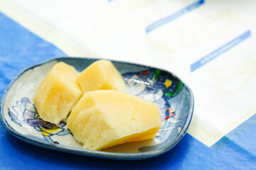 ギリシャの家庭でふるまわれた皿に盛りつけた自家製チーズ