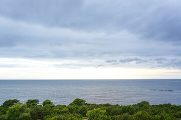 高台から眺めるスキロス島の周りにある海の風景