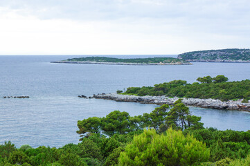 高台から眺めるスキロス島のとある海岸線の風景