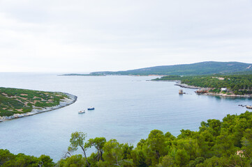 高台から眺めるスキロス島のとある海岸線の風景