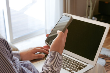 スマホを操作する男性