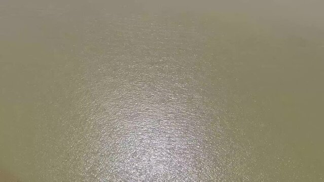 Sobrev&ocirc;o em rio da amaz&ocirc;nia. Movimento das &aacute;guas sem barcos nem pessoas. Filmagem de drone em dia ensolarado.