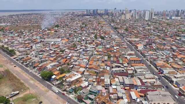 Avenida Bernardo Say&atilde;o e Roberto Camelier em Bel&eacute;m, Par&aacute;, Brasil no ano de 2016, em dia ensolarado. Tomadas a&eacute;reas em v&iacute;deo de drone em cima do antigo Iate Clube, nas margens do rio Guam&aacute;.