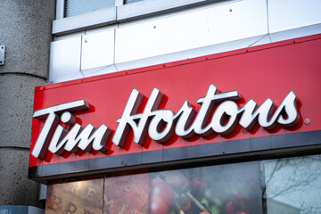 Naklejka premium Tim Hortons logo sign. Tim Hortons Inc. is a multinational coffeehouse and restaurant chain based in Canada. Toronto, Canada - April 29, 2024.