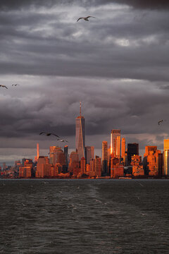 Fototapeta city skyline at sunset
