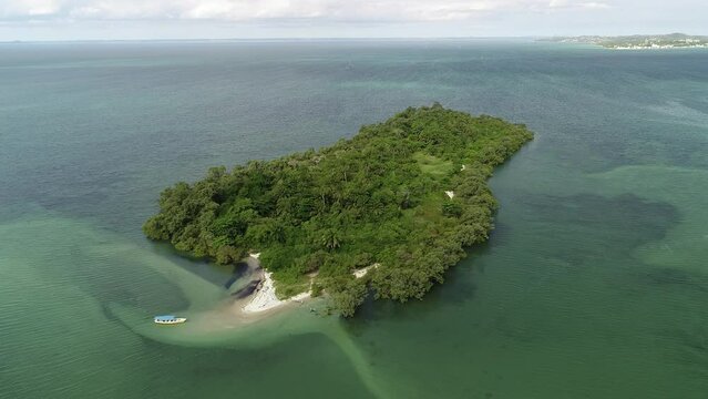 Aerial view of Ilha do Medo (Fear Island), Ba&iacute;a de Todos os Santos - Itaparica, Bahia, Brazil