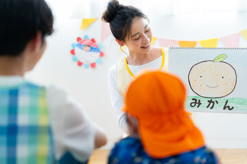 紙芝居をする保育士さん