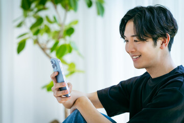 スマホを操作する若い男性