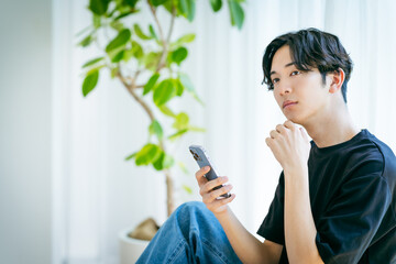 スマホを操作する若い男性