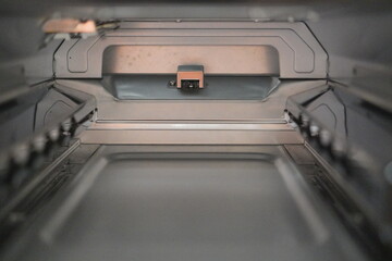 キッチンの新しいガスコンロ。買い替えたばかりのグリル内。