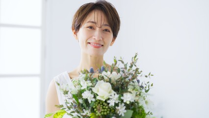 ブーケを持つ40代女性