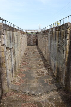 Schleuse 94 des alten Rhein Main Donau Kanals bei Eggolsheim in Franken, des stillgelegten Ludwigskanal - alte Schleuse Kanal trocken stillgelegt 