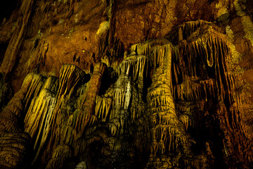 そびえ立つ鍾乳石