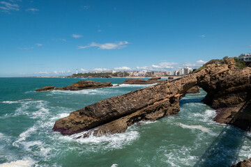O deslumbrante litoral de Biarritz: Praias, rochedos e parte da cidade ao fundo em França