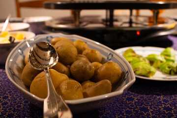 Gekochte Kartoffeln mit Silberlöffel in Schale