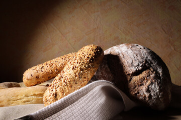 Dal panettiere, still life con vari tipi di pane in primo piano