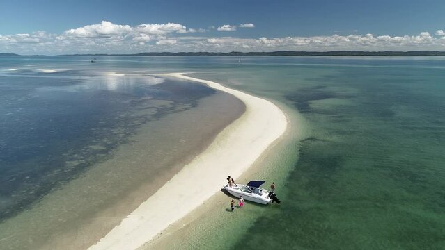 Aerial view of a sand island that emerges during low tide, close to the coast of Itaparica Island, known as Coroa do Limo, a touristic attraction on Ba&iacute;a de Todos os Santos - Itaparica, Bahia, Brazil