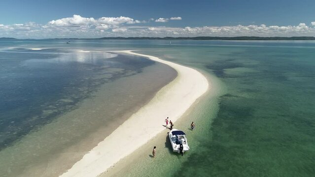 Aerial view of a sand island that emerges during low tide, close to the coast of Itaparica Island, known as Coroa do Limo, a touristic attraction on Ba&iacute;a de Todos os Santos - Itaparica, Bahia, Brazil