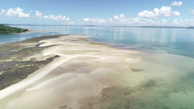 Aerial view of a sand island that emerges during low tide, close to the coast of Itaparica Island, known as Coroa do Limo, a touristic attraction on Ba&iacute;a de Todos os Santos - Itaparica, Bahia, Brazil