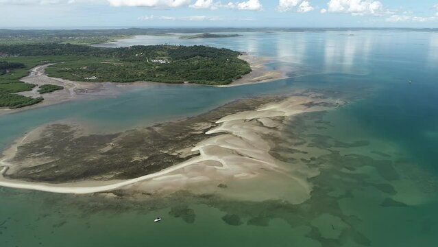 Aerial view of a sand island that emerges during low tide, close to the coast of Itaparica Island, known as Coroa do Limo, a touristic attraction on Ba&iacute;a de Todos os Santos - Itaparica, Bahia, Brazil