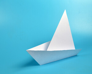 Fototapeta premium paper boat on blue background