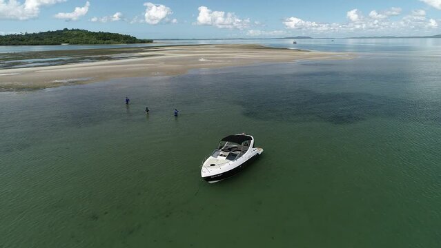 Aerial view of a sand island that emerges during low tide, close to the coast of Itaparica Island, known as Coroa do Limo, a touristic attraction on Ba&iacute;a de Todos os Santos - Itaparica, Bahia, Brazil