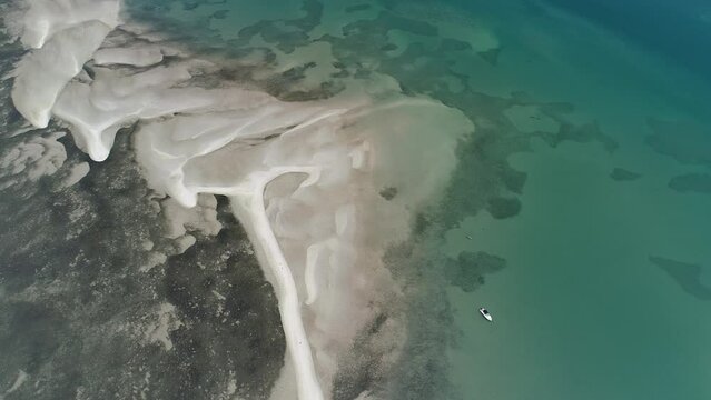 Aerial view of a sand island that emerges during low tide, close to the coast of Itaparica Island, known as Coroa do Limo, a touristic attraction on Ba&iacute;a de Todos os Santos - Itaparica, Bahia, Brazil