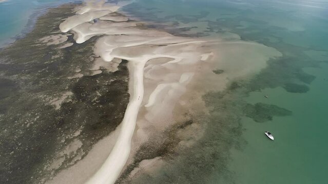 Aerial view of a sand island that emerges during low tide, close to the coast of Itaparica Island, known as Coroa do Limo, a touristic attraction on Ba&iacute;a de Todos os Santos - Itaparica, Bahia, Brazil
