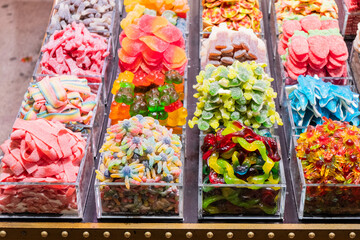 Süßigkeiten auf dem Markt La Boqueria in Barcelona, Spanien