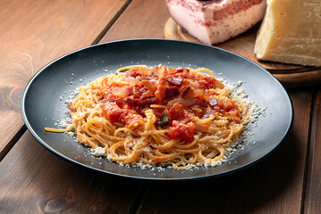 Piatto di spaghetti all'amatriciana, tipico cibo italiano 