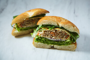 大理石の上に置かれた手作りのベーグルサンド