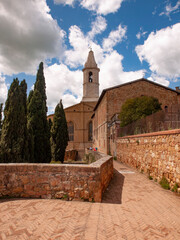Italia, Toscana, provincia di Siena, la città di Pienza e la campagna della val d'Orcia. Il Duomo.