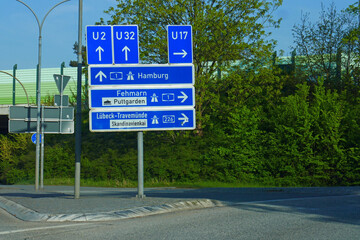 Pfeilwegweiser Richtung Autobahn Hamburg Fehmarn Lübeck-Travemünde