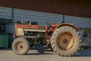 Alter roter Traktor © evbrbe