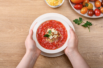 식탁위에 맛있는 토마토스프가 놓여있다.