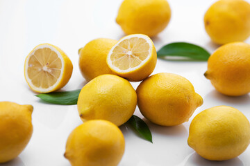흰 테이블위에 신선한 여러개의 레몬이 놓여있다