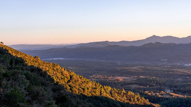Paisaje natural en el atardecer, vistas panoramicas de l'alt Empord&agrave;