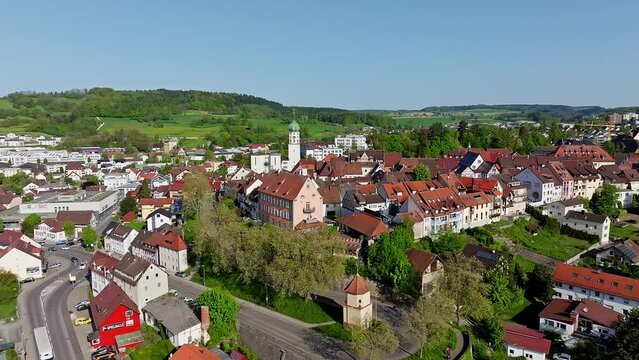 Die Stadt Stockach im Hegau mit der historischen Kernstadt und der Kirche Sankt Oswald
