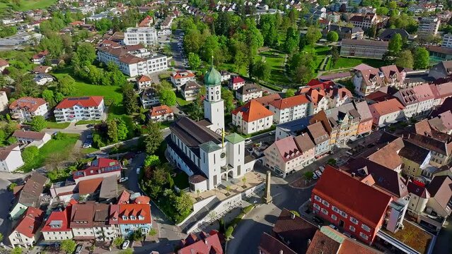 Die Stadt Stockach im Hegau mit der historischen Kernstadt und der Kirche Sankt Oswald