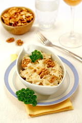 Farfalle with walnuts and curry.