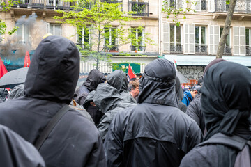 manifestants Black Bloc équipés pour une émeutes lors de la manifestation du 1er mai 2024  à...