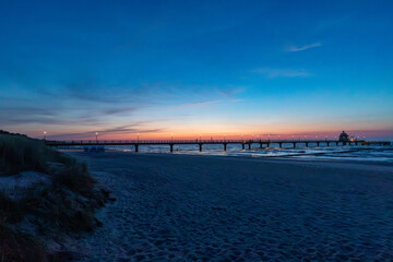 Obraz premium Am späten Abend an der Seebrücke in Zingst.